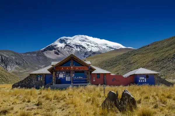 Nevado Chimborazo sobre el páramo, con un refugio de colores