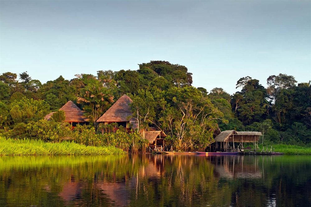 Cabañas a orillas de un río amazónico